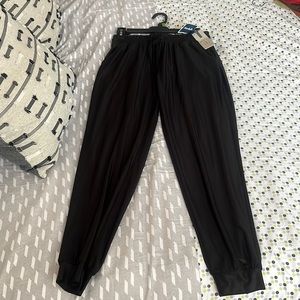 Black, joggers completamente nuevo